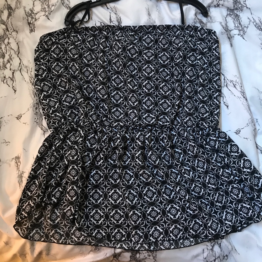 Never been worn monochromatic strapless top.